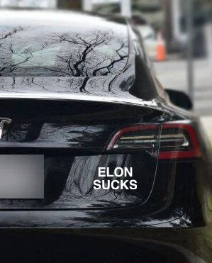 "Elon Sucks" Sticker – Sjov & iøjnefaldende bilsticker